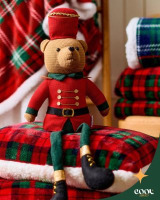 🧸✨ Keď sa objaví medvedík v červenom kabátiku… znamená to len jedno – Vianoce sú na ceste 🎄💫 Sedí na mäkkej deke, pozerá...